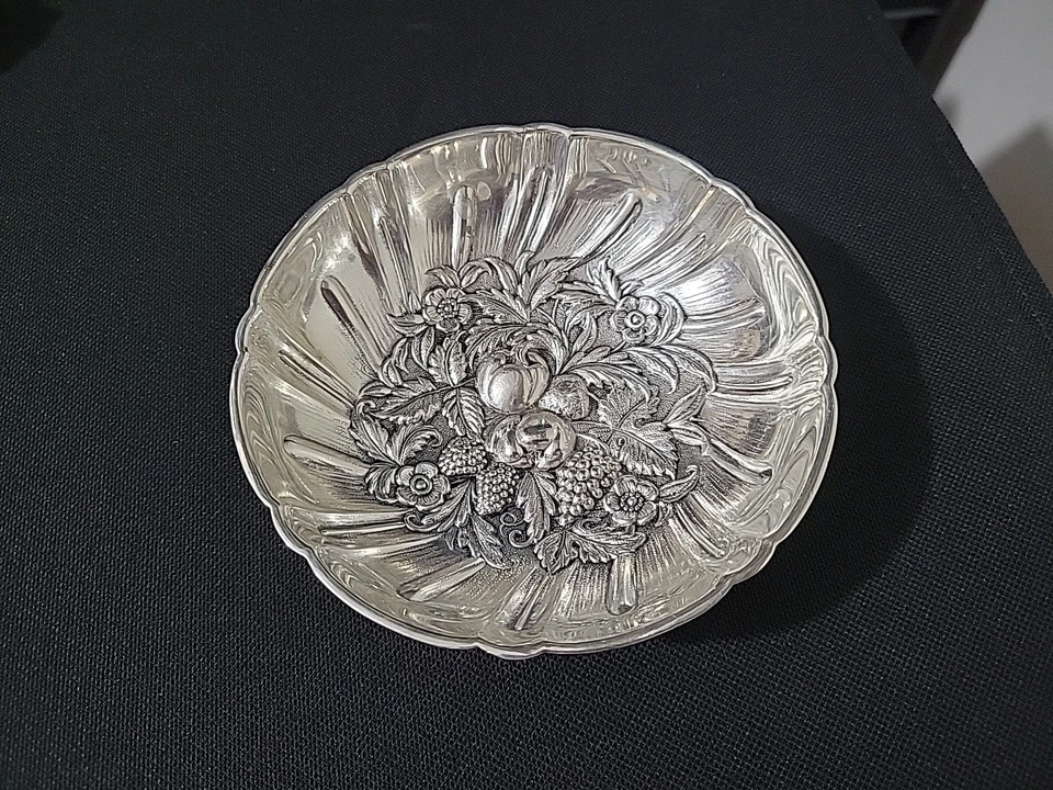 Plato de caramelo/bayas con patas de plata esterlina S. Kirk & Son 430 de colección 105 g Foto 1 de 4