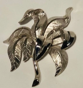 Vintage 1960s Crown Trifari  Silvertone brooch - Picture 1 of 5