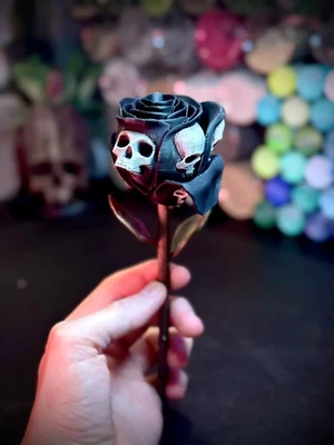 La Rosa Prohibida - Rosa Negra con Calaveras - Arte Floral Impreso en 3D Foto 1 de 2