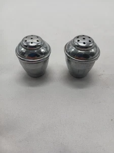 Salero y pimentero vintage de metal color plata - 1 1/4" de alto - Imagen 1 de 3