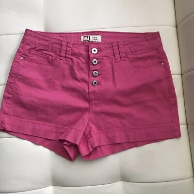 L.E.I. Pantalones cortos de mezclilla Tatum de tiro alto rosa con cuatro botones talla 11 para mujer Foto 1 de 4