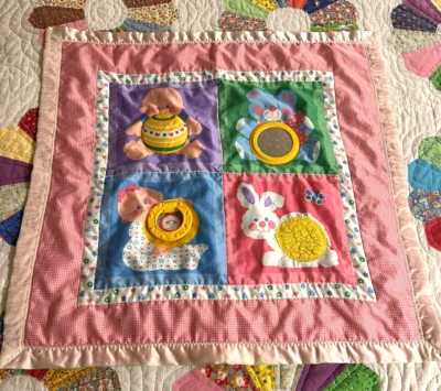 Fisher Price De Colección 1983 Manta Bebé Tiempo Abdomen Actividad Mat Rosa Espejo Mordedor Foto 1 de 4