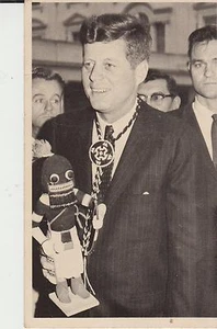 PRES JOHN F KENNEDY SHOWS GIFTS NATIONAL CONGRESS AMERICAN INDIANS 1960's    - Picture 1 of 2