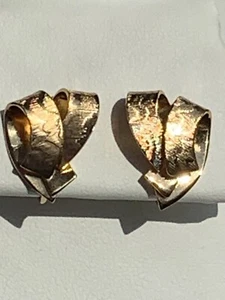 CHRISTIAN DIOR Beautiful Etched Gold CLIP-ON EARRINGS - Picture 1 of 12