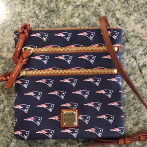 Dooney & Bourke NFL New England Patriots Triple Zip Crossbody Schultertasche EUC - Bild 1 von 6