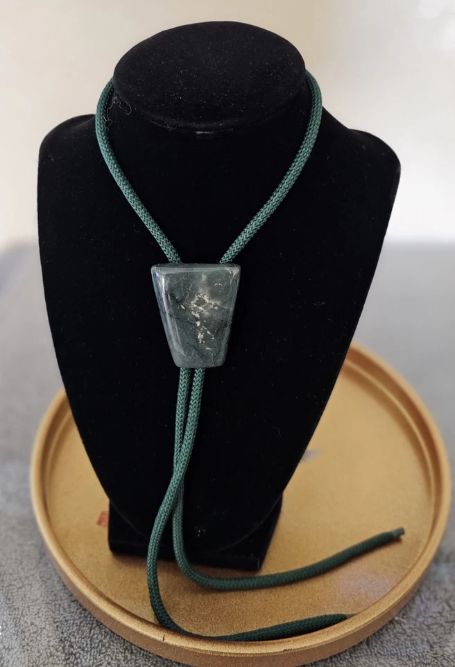 Collar Vintage Verde Oscuro Jadeíta Bolo Corbata Tallada Piedra Slide Western Estate  Foto 1 de 4
