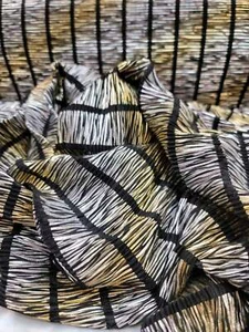 Spandex elástico elástico de oro metálico y plata sobre tela texturizada negra - Imagen 1 de 6