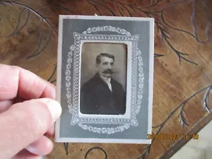 Ancienne Photo Portrait en Cadre Cartonnette Homme au Belles Moustaches : XIXe - Picture 1 of 2