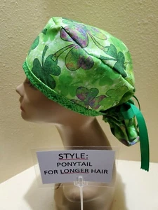 Cappello/Berretto Scrub Chirurgico Trifoglio Variegato San Patrizio Donna Coda di Cavallo Fatto a Mano - Foto 1 di 5