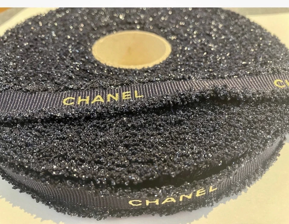 Cinta Chanel HOLIDAY 2025 AZUL MARINO Y DORADO METÁLICO - Rollo COMPLETO - Más de 25 yardas Foto 1 de 1