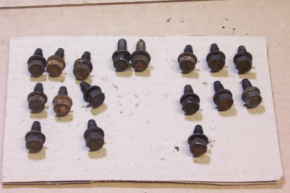 Dodge Charger 318 Ci 1972 y otros pernos de cárter de aceite OEM usados (17) Foto 1 de 1