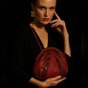 Bolso Bandolera PIERRE MISHAEL Vintage Años 80 Cuero Rojo Estampado Serpiente - Escultura Rara - Imagen 1 de 13