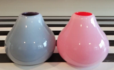 2 MINI JARRONES ARTE VIDRIO BLANCO EXTERIOR ROJO Y MORADO INTERIOR 3,5 PULGADAS Foto 1 de 4