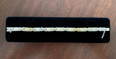 Brazalete de eslabones de moda “Abrazos y besos” en tonos plateados y dorados múltiples Foto 1 de 4