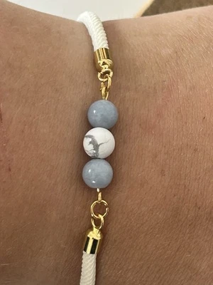 Bracelet Fin en Angélite et Howlite – Ajustable & Apaisant - Immagine 1 di 4