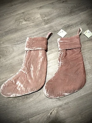 Nuevo West Elm Exuberante Terciopelo Navidad Medias Polvoriento Rubor Conjunto De 2 Medias Nuevo Con Etiquetas Foto 1 de 3
