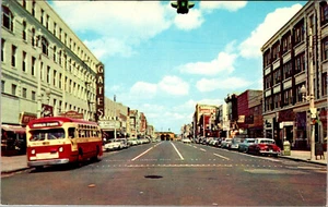 PORTSMOUTH, VIRGINIA - LOOKING DOWN BUSY HIGH STREET - VINTAGE POSTCARD - Picture 1 of 2