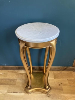 Mesa pedestal vintage de madera dorada con tapa de mármol blanco Foto 1 de 4