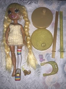 Rainbow High Sunny Madison Modepuppe gelbe Haare Outfit Ständer Set - Bild 1 von 5