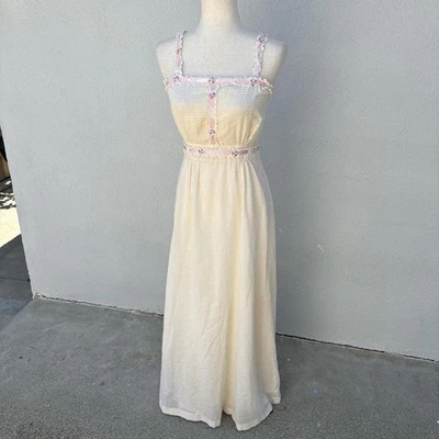 Vestido suizo vintage hecho a mano punteado con ribete de encaje rosa bordado Foto 1 de 4