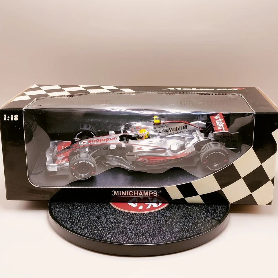 Minichamps 1/18 Vodafone McLaren Mercedes MP4-22 Lewis Hamilton 530071822 - Image 1 of 4
