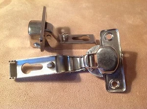 FLEXA MÖBEL/SCHRANKSCHARNIER - VERDECKT SELBSTSCHLIESSEND - 100ER PACK - SILBER NEU! - Bild 1 von 7