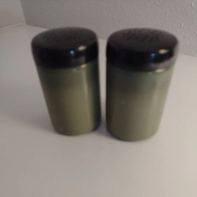 Coctelera de sal y pimienta West Bend de colección aguacate metal verde West Bend con Navidad Foto 1 de 4