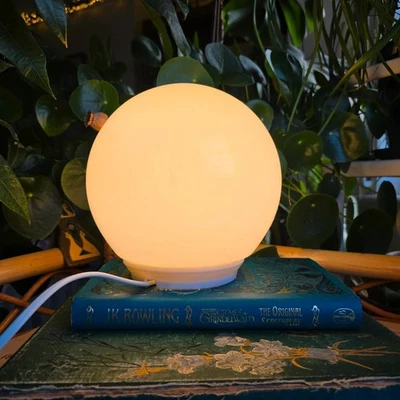 IKEA FADO Tischlampe 25cm weiß Glaskugel Nachttisch Stimmungslicht modern Deko - Bild 1 von 4