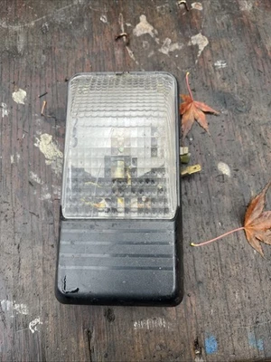 Nissan Datsun King Cab 720 1980-86 luz domo abatible OEM usada funcionando Foto 1 de 4