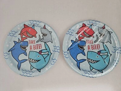 Platos de fiesta de feliz cumpleaños 9" (16 unidades) tema Take A Bite Sharks (paquete de 2 paquetes) Foto 1 de 2