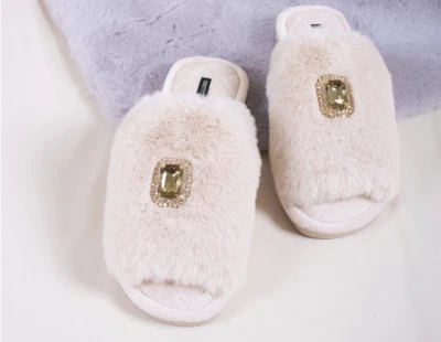 Pretty You London Elegant Women Faux Fur Slip-On Jeweled Slipper  Cream - Изображение 1 из 4