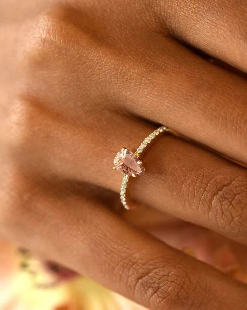 Anillo de compromiso de plata de ley 925, piedra solar de Oregón, anillo nupcial corte pera. Foto 1 de 4