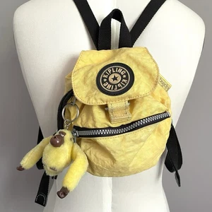 Vintage 90er Kipling Bananengelb Mini Rucksack mit Sam, Gorilla Schlüsselanhänger - 8x4" - Bild 1 von 11