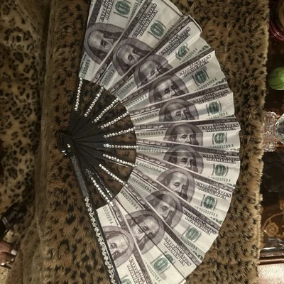 Grandes ventiladores de mano botas en el suelo línea de abanicos ventiladores de baile Foto 1 de 4