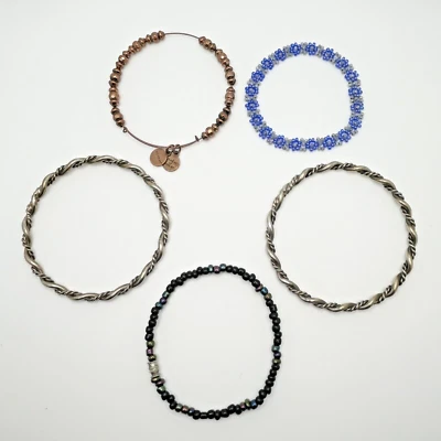 Lote De 5 Pulseras Lote-Cobre Alex & Ani, Brazaletes Retorcidos Tono Plata, Cuentas Semilla Foto 1 de 4