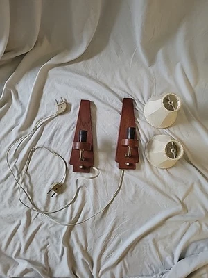 Par moderno dinamarquês de arandelas/luzes de parede, MCM, teca e latão com tons - Imagem 1 de 4