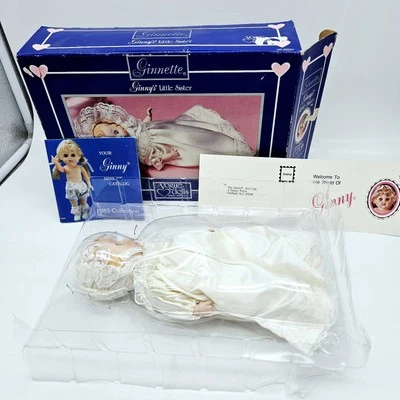Muñeca Vogue Ginny Little Sister Ginnette traje de bautizo en caja  Foto 1 de 4