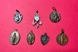 Vintage katholische religiöse Medaillen Lot 7 Maria Jesus Heilige Anhänger Nachlass - Bild 1 von 9