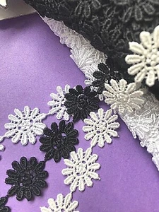 1"/ 25 MM. GUIPURE DAISY LACE / TRIMMING - BLACK - WHITE - CREAM - 1 OR 3 MTRS. - Picture 1 of 4