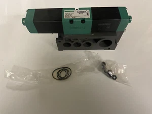 Numatics 152Ss400m000061 Solenoid Air Control Valve,1/4 In,24Vdc - Picture 1 of 3
