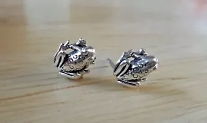¡Pequeños pendientes de plata de ley de 9x8 mm con tachuelas de sapo rana postes! - Imagen 1 de 3