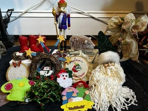 Eine Sammlung verschiedener Vintage und handgefertigter Weihnachtsschmuck. - Bild 1 von 11