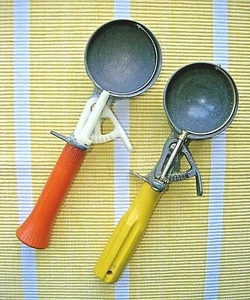 Lot of 2 Vintage Metal Ice Cream Scoops Orange Bonny Prod USA & Peerless #16 - Foto 1 di 4
