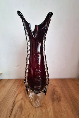 Tolle rubin rote Glas Vase auf 3 Beinen, 26 cm, mundgeblasen, Murano? Midcentury - Bild 1 von 4