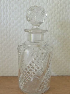 Grand Flacon en cristal de BACCARAT modèle Serpentine nécessaire de toilette. - Picture 1 of 8