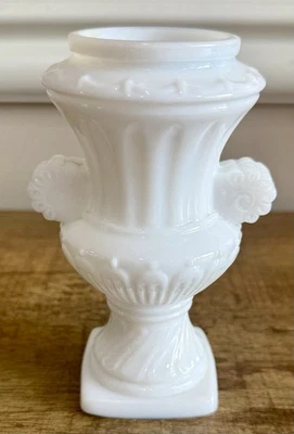 Jarrón de vidrio esmerilado blanco vintage Avon urna jarra de doble mango Foto 1 de 4