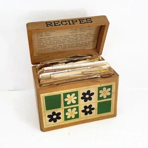 Vintage Recipe Box Daisy Wood Handwritten Clipped Recipes Westpac Japan 60s 70s - Picture 1 of 18