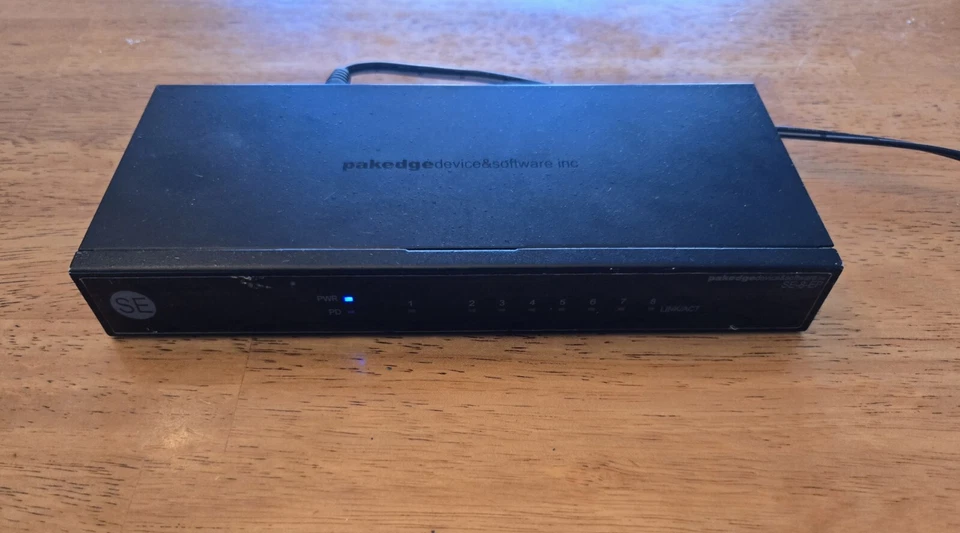 Pakedge  SE-8-EP 8 Port Unmanaged Gigabit Switch - Image 1 of 3