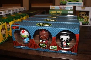 2017 ECCC FUNKO POP! COMICON SPASTIK PLASTIK 3-PACK CARLOS, DINO, GUAPPO LE 2000 - Picture 1 of 8
