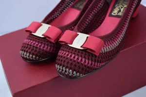 Nuevo en caja Salvatore Ferragamo Talla 8 C Vara WRT Tela Crochet Logo Lazo Tacón Bajo Bombas - Imagen 1 de 15